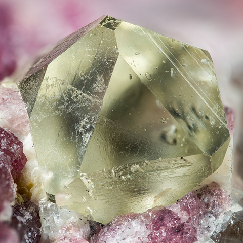 Rhodizite de Ampasogona, Betafo, Madagascar © Jason B. Smith