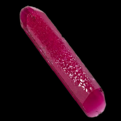 Cristal de béryl rouge synthétique de 81,2 ct © Rémi Bornet