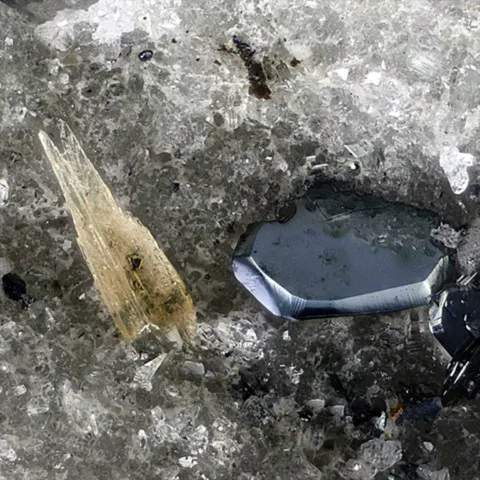 Thortveitite et hématite de la forêt de Kersy, Savoie, France © Pascale et Daniel Journet