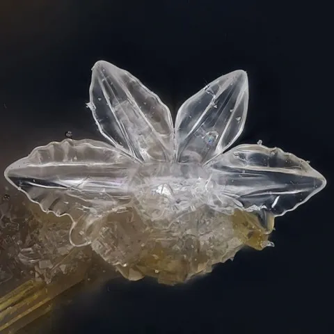 Tridymite maclée de Caspar Quarry, Ettringen, Allemagne © Volker Betz