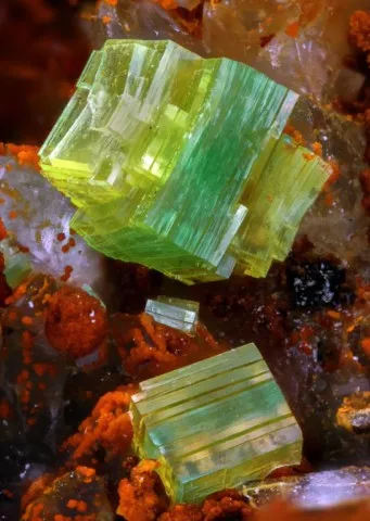 Uranospinite en épitaxie sur zeunérite verte de Montoso quarries, Piémont, Italie © Pasquale Antonazzo