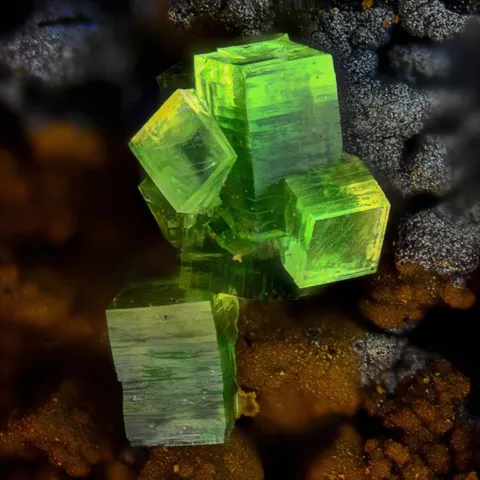 Uranospinite en épitaxie sur zeunérite de Montoso quarries, Piémont, Italie Beppe Finello