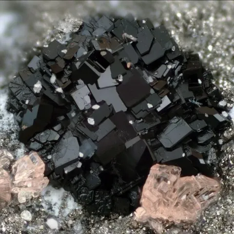 Voltaïte et römerite des Vieux Travaux, Gard, France © Yannick Vessely