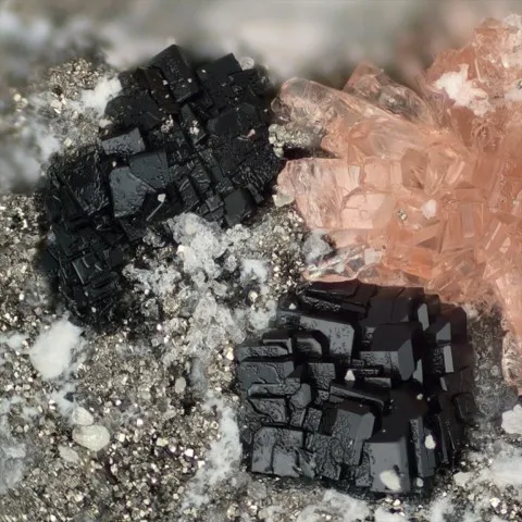 Voltaïte et römerite des Vieux Travaux, Gard, France © Yannick Vessely