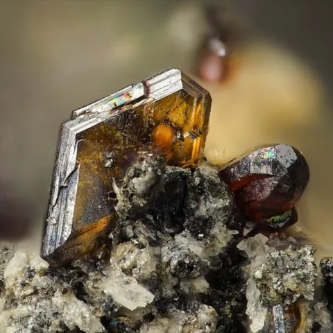Xanthoconite et proustite de Imiter, Maroc © Stephan Wolfsried